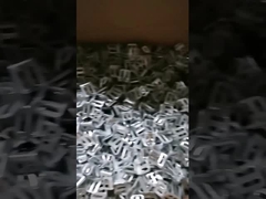 4つの穴のクリップ